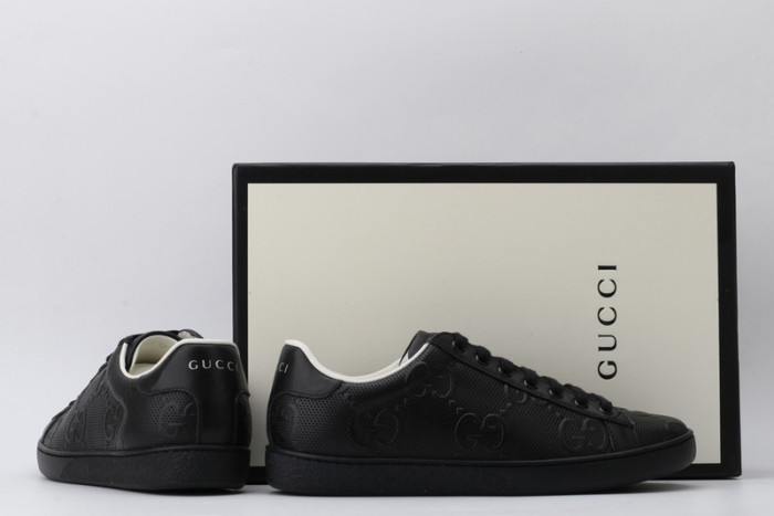 Gv*c ace embroidered low-top sneaker 431942a38g09065