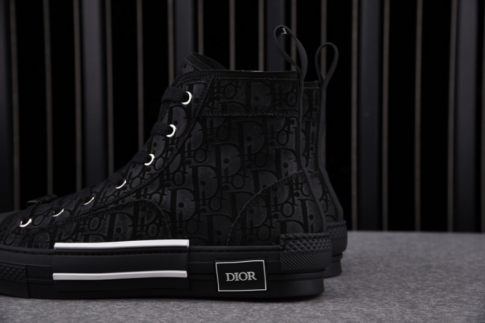 D10R B23 Oblique High Top Sneaker